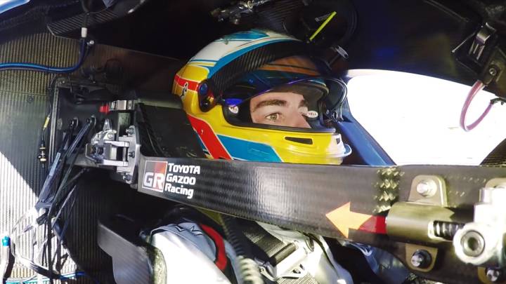 Fernando Alonso pilotando el Toyota TS050 Hybrid.