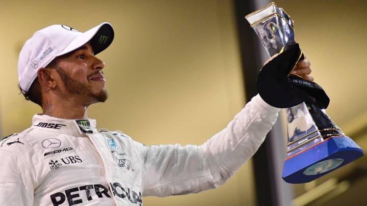 Lewis Hamilton en el podio de Abu Dhabi de 2017.