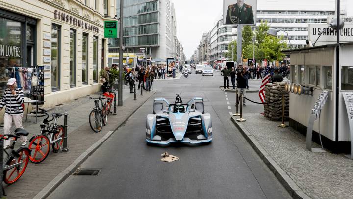 Nico Rosberg pilotando el Formula E Gen2 por las calles de Berlín.