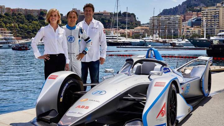 Susie Wolff posa con Massa y Gildo Pastor junto a un coche de la Fórmula E en Mónaco.