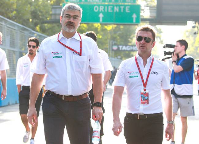 Dieter Gass, jefe de competicion de Audi, junto a Allan McNish, jefe del equipo.