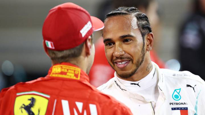Vettel, de espaldas, y Hamilton. 