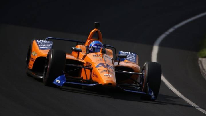 Fernando Alonso rueda con el McLaren en la calificación de las 500 Millas de Indianápolis.