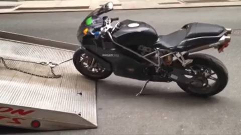 La peor manera posible de subir una moto a la grúa