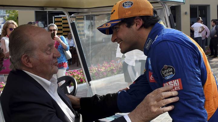 Don Juan Carlos I, Rey Emérito, junto a Carlos Sainz en el GP de Abu Dhabi de F1 2019. 