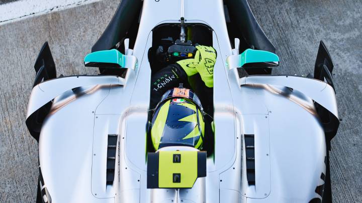 Valentino Rossi, a los mandos del Mercedes W08 en Cheste.
