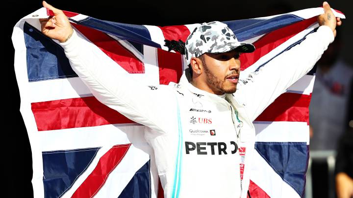Lewis Hamilton, celebrando el título mundial en el GP de Estados Unidos de F1 2019 con la bandera de Gran Bretaña. 