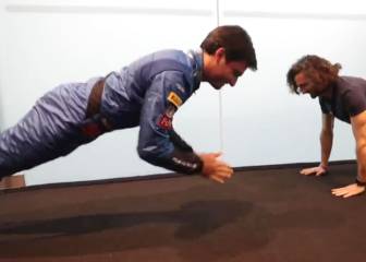 Carlos Sainz se pica a flexiones con un youtuber antes de presentar su nuevo McLaren