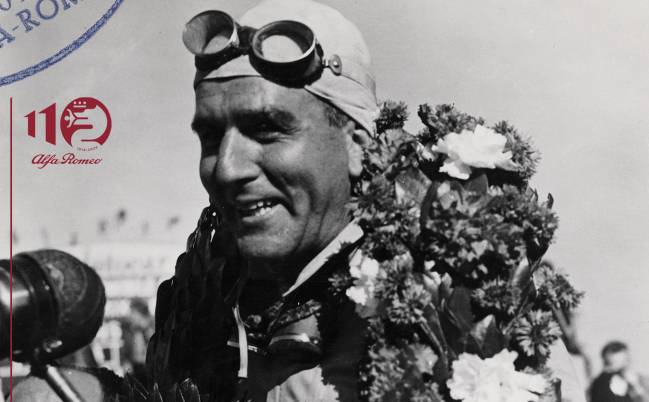 Nino Farina, en el podio del GP de Europa de 1950.