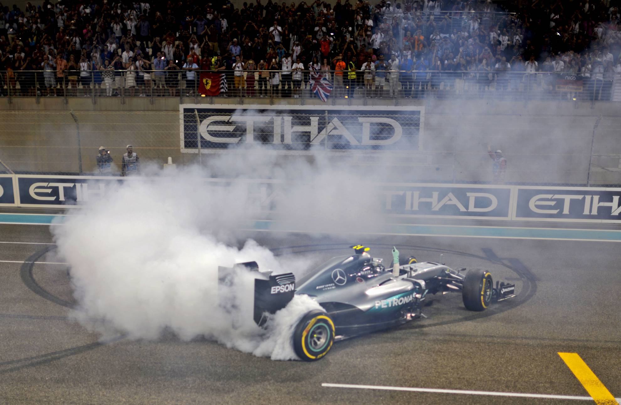 Nico Rosberg celebra su título Mundial de F1 en Abu Dhabi 2016.