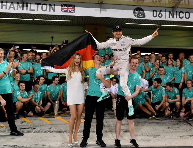 Nico Rosberg celebra con su equipo el título de 2016.