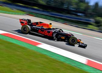 Max Verstappen se entromete entre los cuatro Mercedes