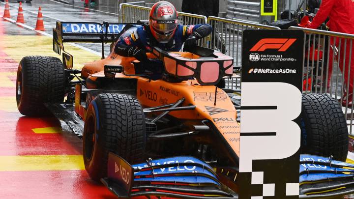 Carlos Sainz saldrá tercero en la pole más brutal de Hamilton