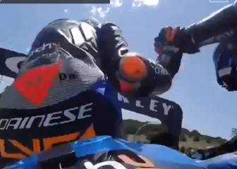 Marini y Bezzecchi se van al suelo celebrando el podio