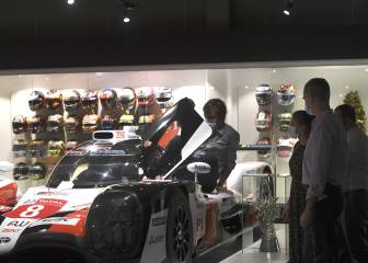 Los Reyes visitaron el Museo de Fernando Alonso