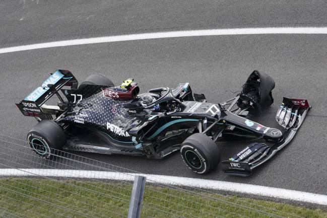 Valtteri Bottas, con el neumático dañado en Silverstone.