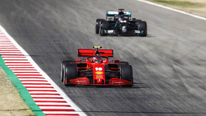 Charles Leclerc (Ferrari SF1000) y Lewis Hamilton (Mercedes W11). Barcelona, España. F1 2020. 