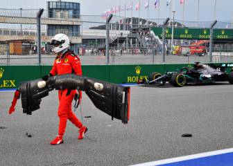 Vettel recoge el alerón delantero del Ferrari tras chocarse
