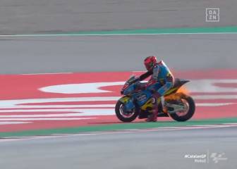 Fernandez pilota su moto envuelta en llamas sin enterarse