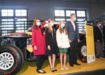 La Familia Real visita los coches de Carlos Sainz