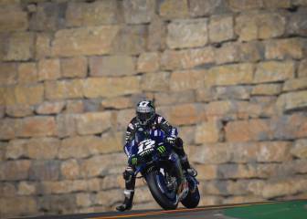 Maverick lidera en el frío y dura caída de Quartararo a 150 km/h