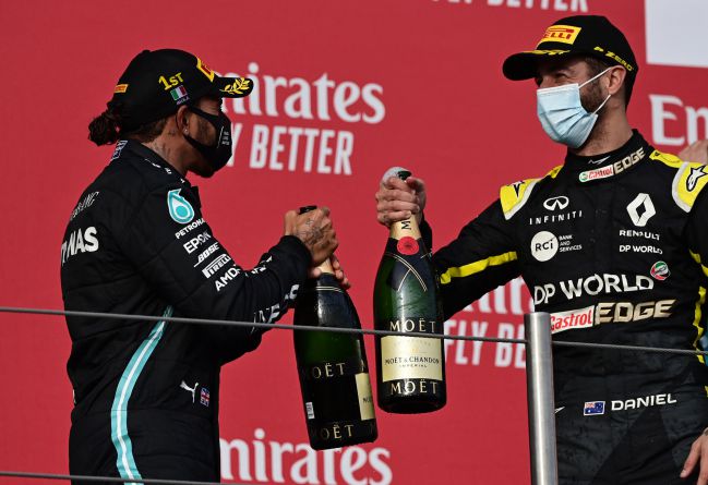 Hamilton y Bottas brindan en el podio de Ímola.