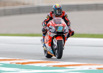 Férreo marcaje entre Lowes y Bastianini con Navarro delante