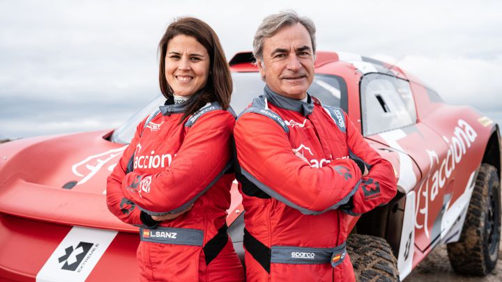 Laia Sanz y Carlos Sainz con el coche de Extreme E.
