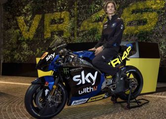 Marini enseña su Ducati con los colores del equipo de Rossi