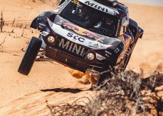Al Attiyah se queda sin pleno por sanción: Sainz gana en Hail