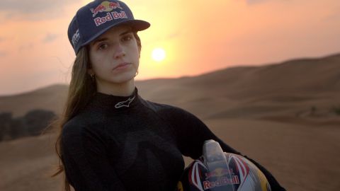 Cristina Gutiérrez con los colores de Red Bull para el Dakar.
