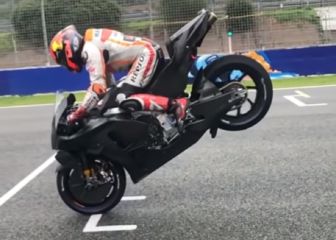 Bradl pone la Honda de los hermanos Márquez y Pol a 45°