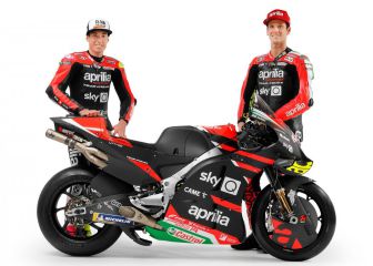 Aprilia presenta su nueva RS-GP con Gresini en el recuerdo