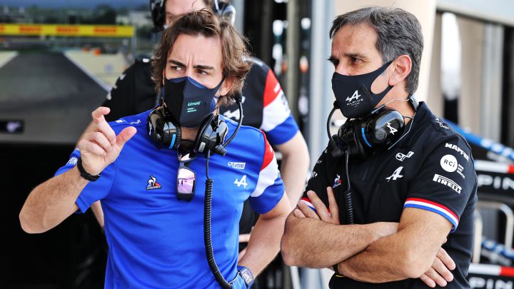 Fernando Alonso y Davide Brivio (Alpine). Bahréin, F1 2021.