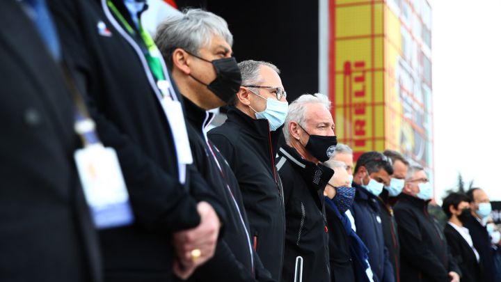 Stefano Domenicali, CEO de la F1, y otras personalidades del paddock durante el minuto de silencio por el Duque de Edimburgo en Ímola.