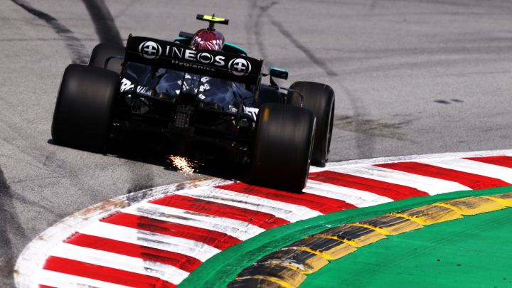 Bottas está delante y Ferrari convence con la rueda 'mala'