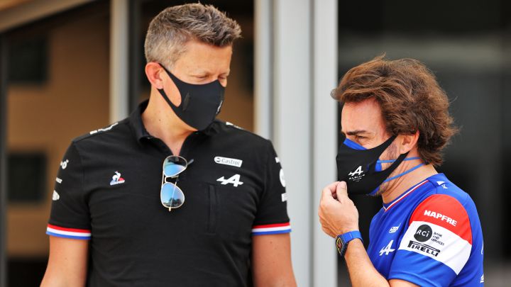 Marcin Budkowski y Fernando Alonso (Alpine). F1 2021. 