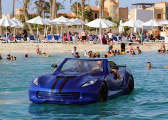 Un prototipo de coche que se conduce por el agua