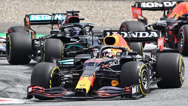 Max Verstappen (Red Bull RB16B) y Lewis Hamilton (Mercedes W12). Spielberg, Austria. F1 2021.