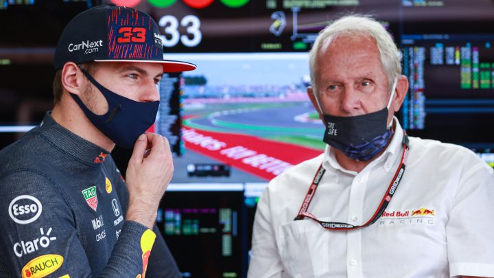 Helmut Marko, con Max Verstappen en instantes previos al GP de Gran Bretaña.