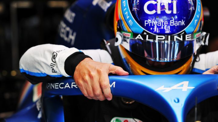 Alonso se sube al Alpine A521 en el box del equipo francés