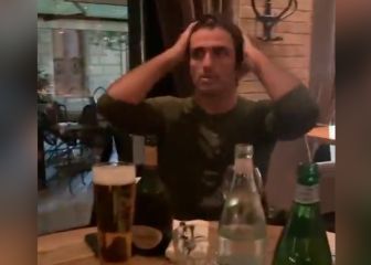 La celebración de Carlos Sainz al enterarse que logró el podio en plena cena en un restaurante