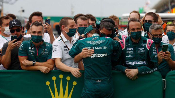 Vettel celebra con su equipo el podio en Hungría, antes de ser descalificado.
