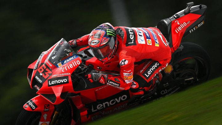 Bagnaia lanza el primer aviso Ducati en su circuito fetiche