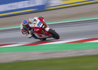 Paso al frente de Ogura liderando en Moto2 