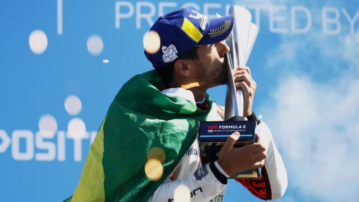 Di Grassi celebra su triunfo en Berlín desde lo más alto del podio.
