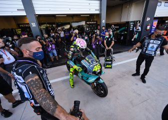 Del lazo rosa de Rossi en el casco al primero de Bagnaia