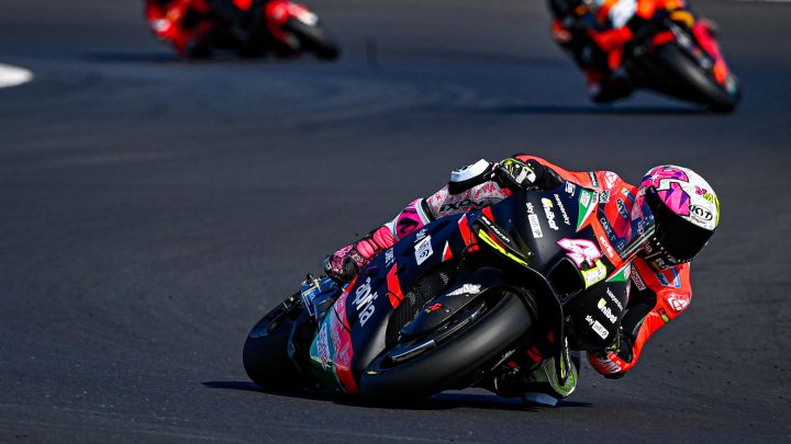 Aleix Espargaró pilota la Aprilia de MotoGP durante los test de Misano
