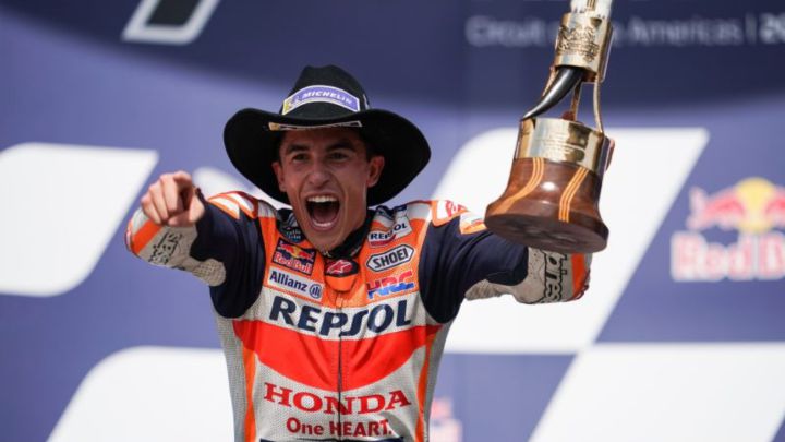 Marc Márquez celebra en el podio su victoria en el GP de las Américas