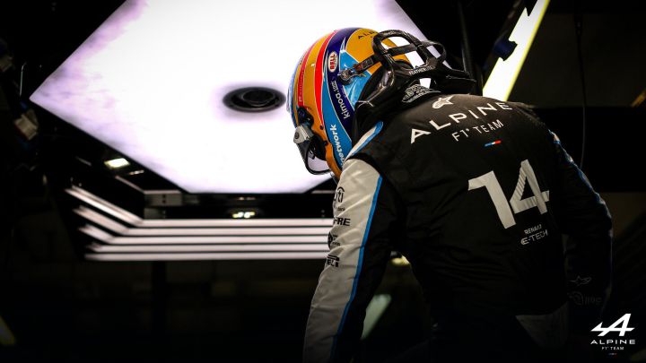 Alonso se sube al Alpine en el garaje de la marca francesa